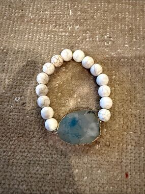White Howlite Bead Bracelet with Blue Agate Center